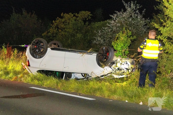 Auto belandt op de kop in bosschages