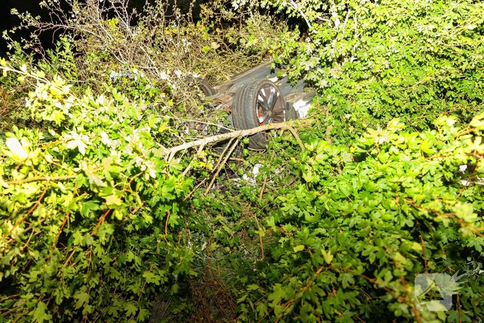 Auto belandt op de kop in bosschages