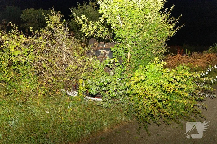 Auto belandt op de kop in bosschages