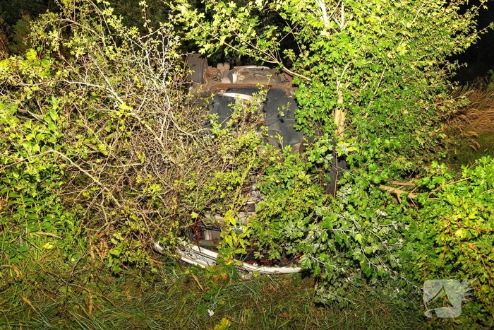 Auto belandt op de kop in bosschages