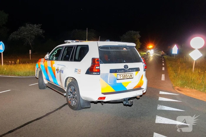 Auto belandt op de kop in bosschages