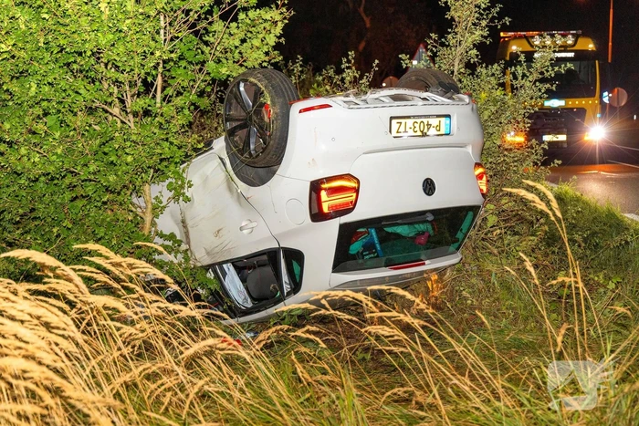 Auto belandt op de kop in bosschages
