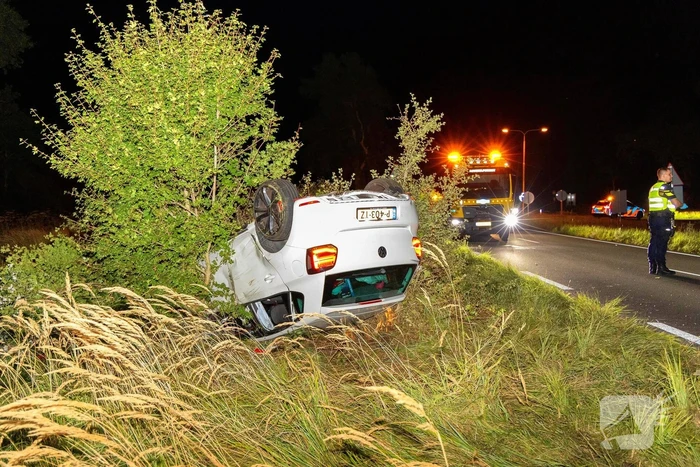 Auto belandt op de kop in bosschages