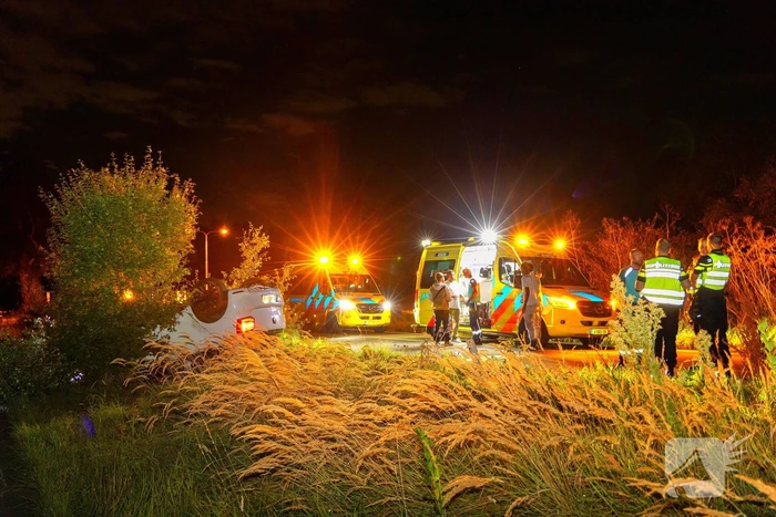 Auto belandt op de kop in bosschages