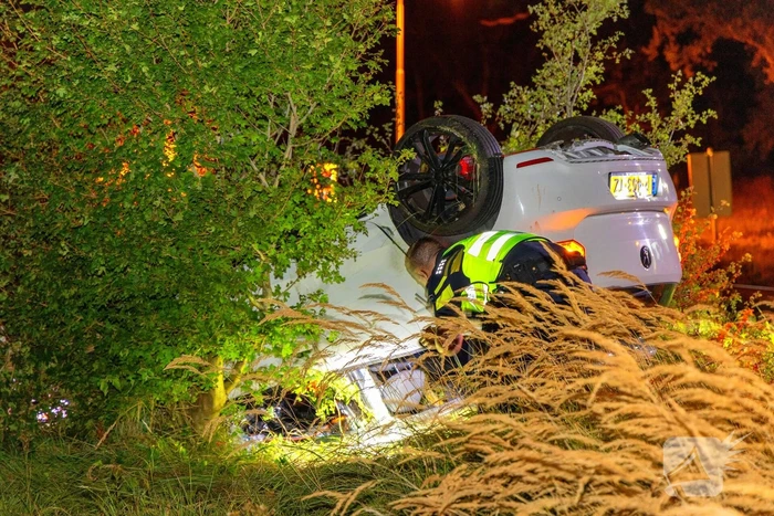Auto belandt op de kop in bosschages