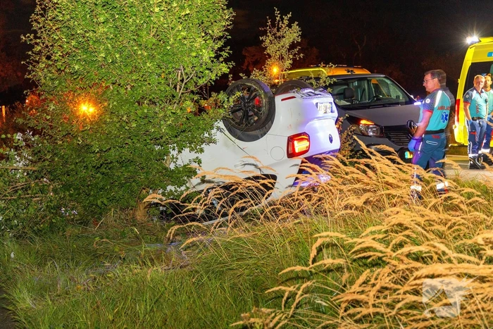 Auto belandt op de kop in bosschages