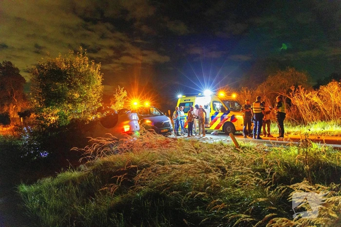 Auto belandt op de kop in bosschages