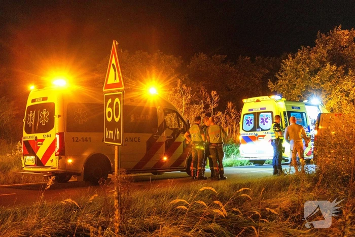 Auto belandt op de kop in bosschages