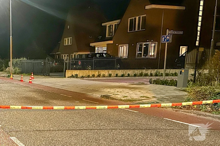 Straat afgesloten na beschieting woning