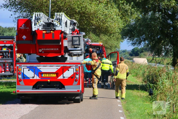 Motoragent treft fiets langs water aan
