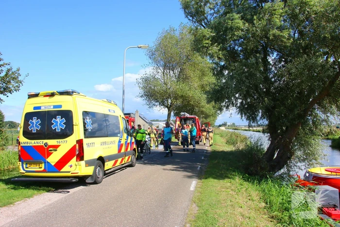 Motoragent treft fiets langs water aan