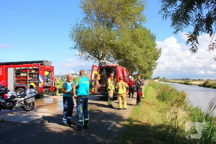 Motoragent treft fiets langs water aan