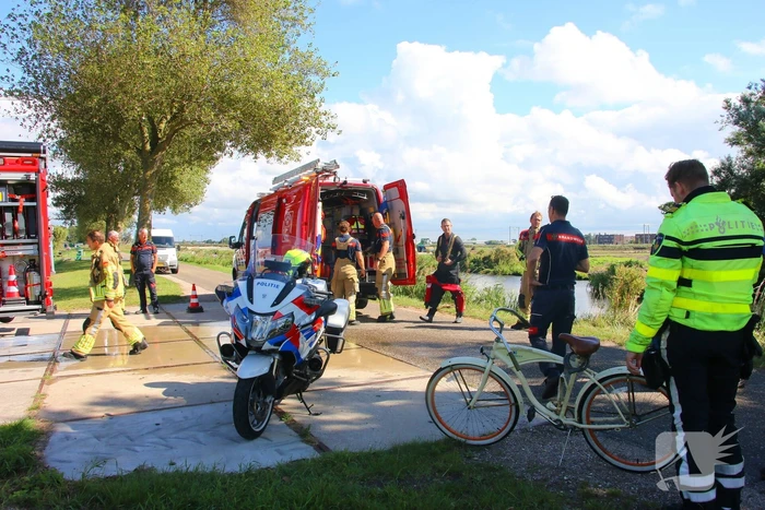 Motoragent treft fiets langs water aan