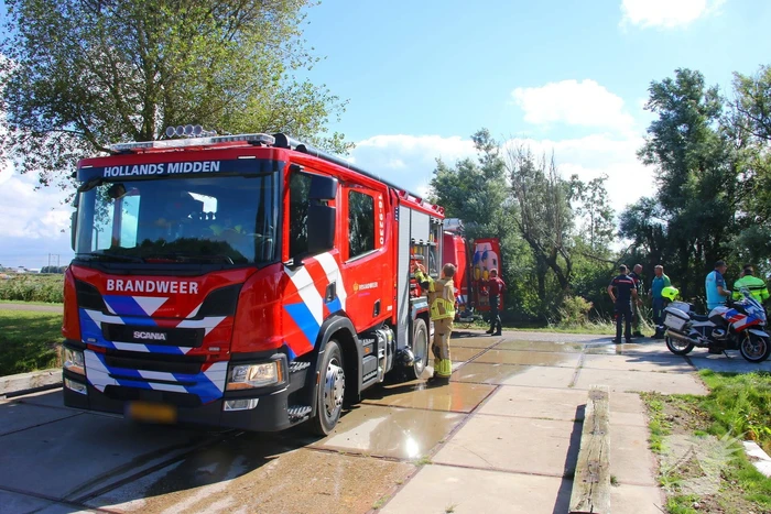 Motoragent treft fiets langs water aan
