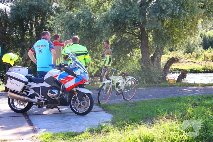 Motoragent treft fiets langs water aan