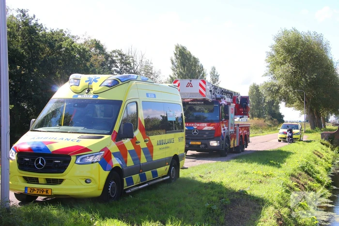 Motoragent treft fiets langs water aan