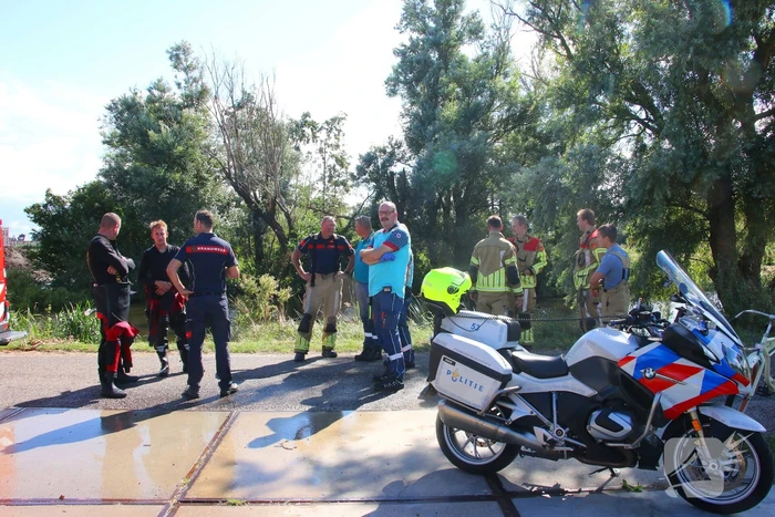 Motoragent treft fiets langs water aan