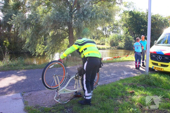 Motoragent treft fiets langs water aan