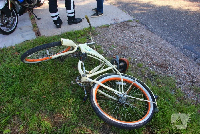 Motoragent treft fiets langs water aan