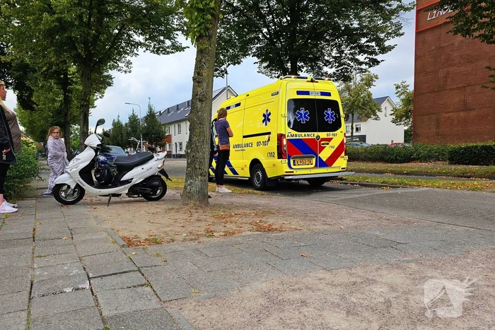 Scooter onderuit door losliggende tegels