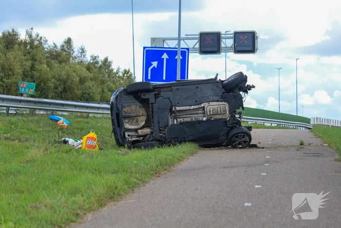 Auto vliegt over vangrail en belandt op naastgelegen fietspad