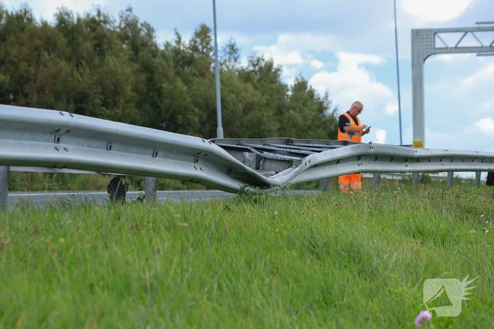 Auto vliegt over vangrail en belandt op naastgelegen fietspad