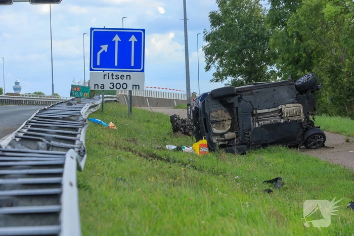 Auto vliegt over vangrail en belandt op naastgelegen fietspad