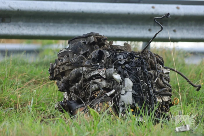 Auto vliegt over vangrail en belandt op naastgelegen fietspad