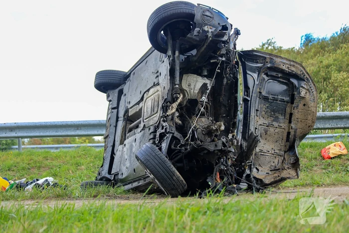 Auto vliegt over vangrail en belandt op naastgelegen fietspad