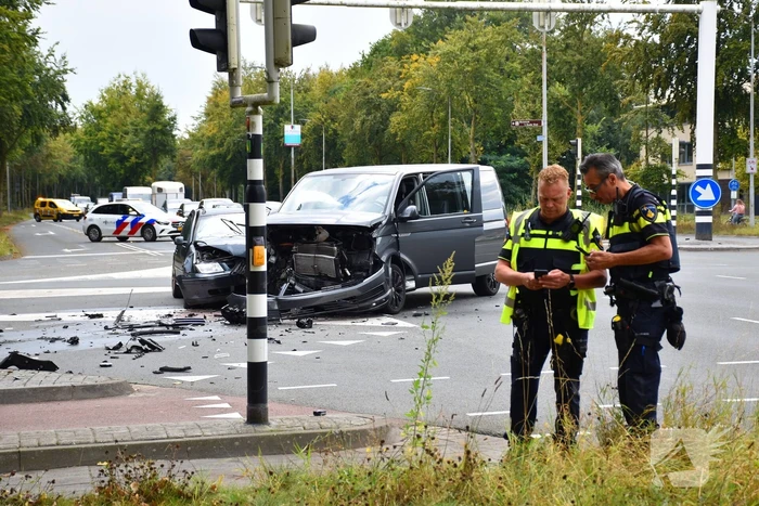 Stationwagen en bestelbus fiks beschadigd bij aanrijding