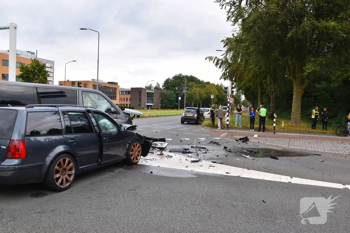 Stationwagen en bestelbus fiks beschadigd bij aanrijding