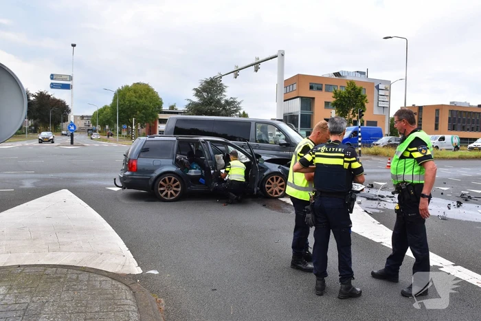Stationwagen en bestelbus fiks beschadigd bij aanrijding