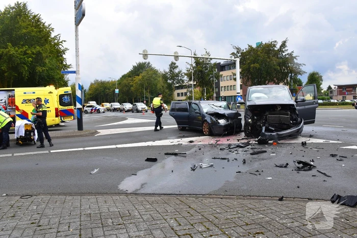 Stationwagen en bestelbus fiks beschadigd bij aanrijding