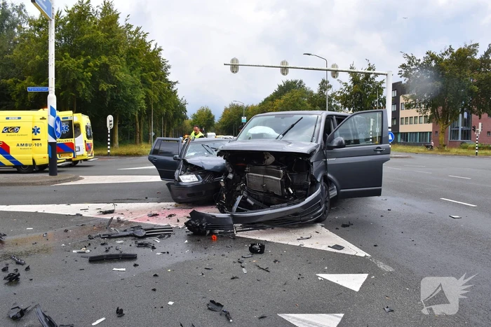 Stationwagen en bestelbus fiks beschadigd bij aanrijding