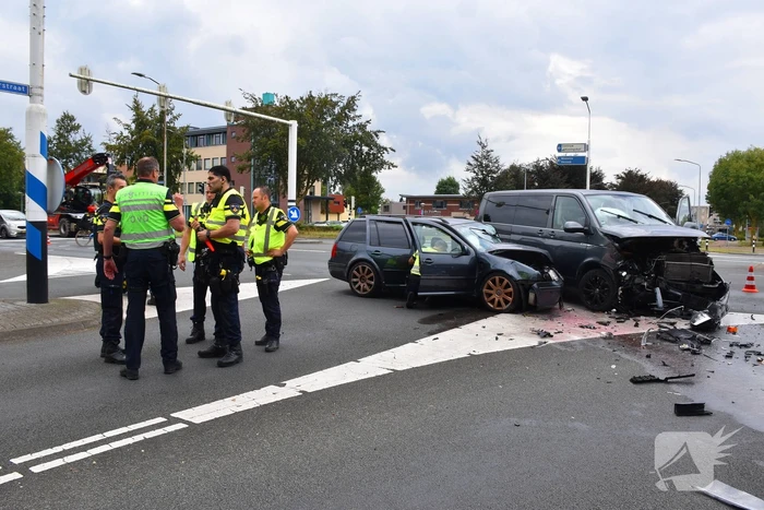 Stationwagen en bestelbus fiks beschadigd bij aanrijding