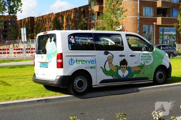 Vrouw geschept tijdens oversteken door taxibus