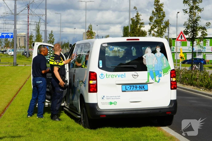 Vrouw geschept tijdens oversteken door taxibus