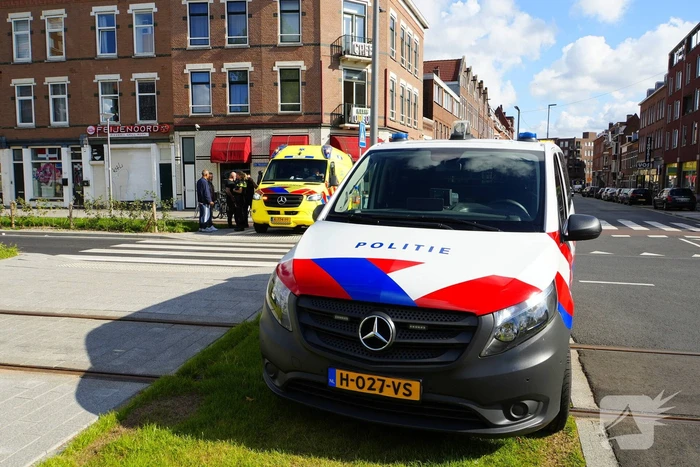 Vrouw geschept tijdens oversteken door taxibus