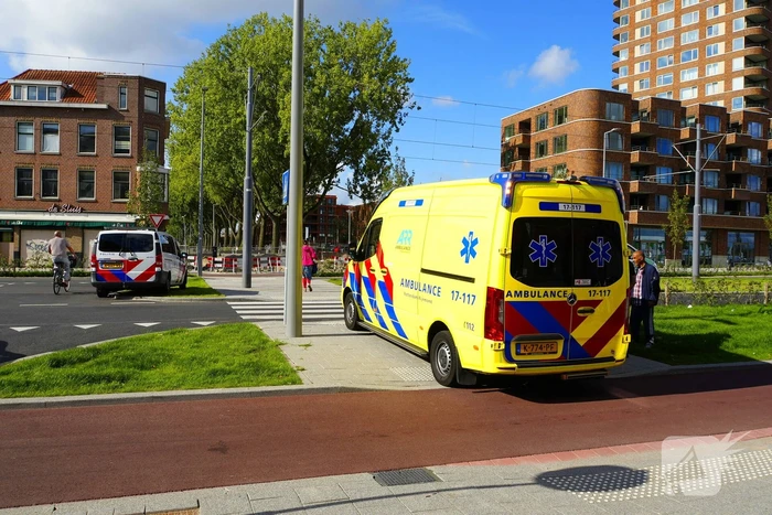 Vrouw geschept tijdens oversteken door taxibus