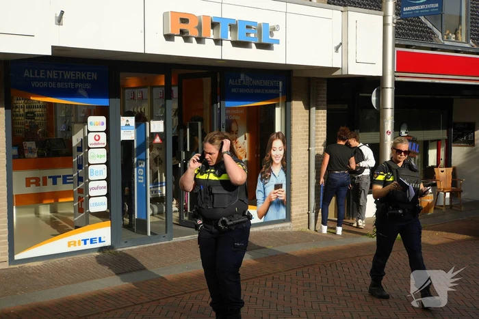 Overval op telefoonwinkel daders dreigen met vuurwapen