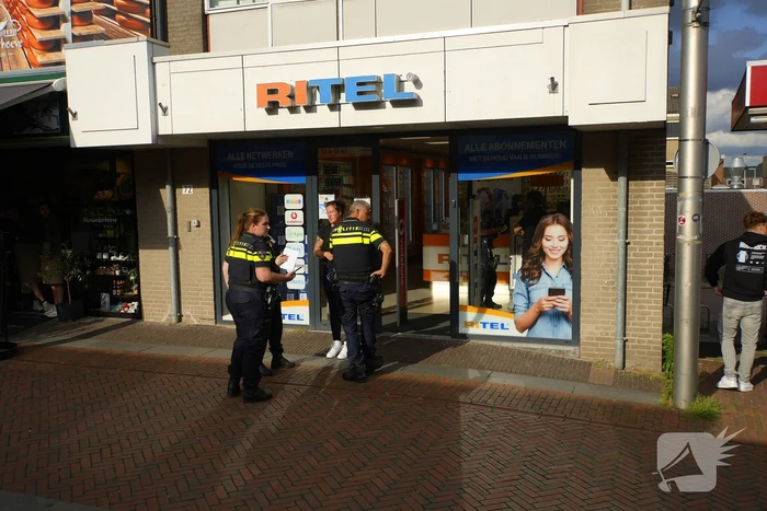 Overval op telefoonwinkel daders dreigen met vuurwapen