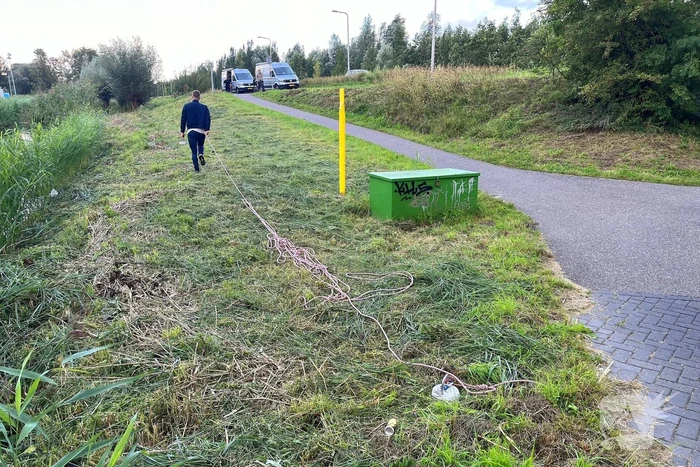 Duikers van arrestatieteam zoeken vlakbij plek van aangetroffen overleden persoon