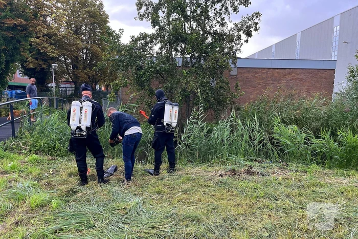 Duikers van arrestatieteam zoeken vlakbij plek van aangetroffen overleden persoon