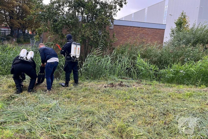 Duikers van arrestatieteam zoeken vlakbij plek van aangetroffen overleden persoon