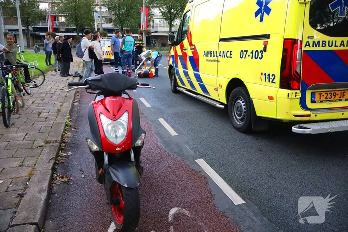 Scooterrijder gaat hard onderuit