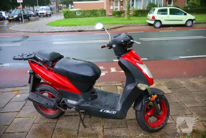 Scooterrijder gaat hard onderuit