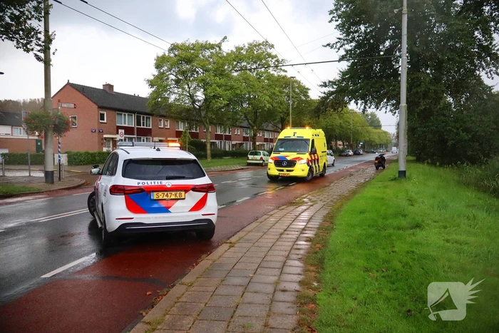 Scooterrijder gaat hard onderuit