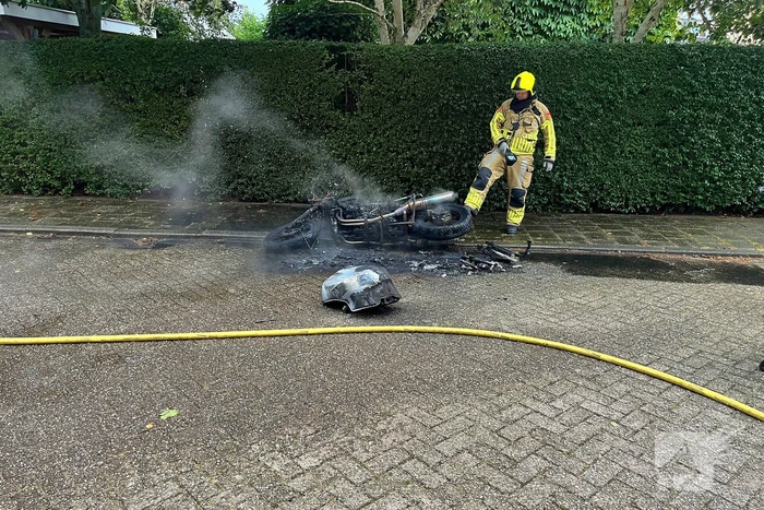 Motor volledig verwoest door brand