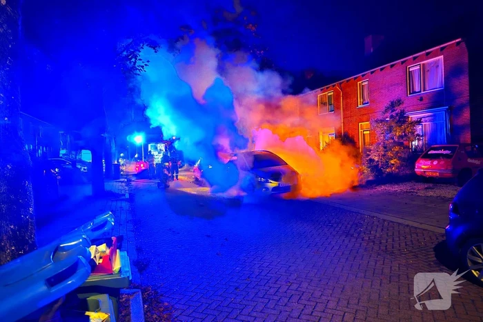 Brandweer blust uitslaande autobrand