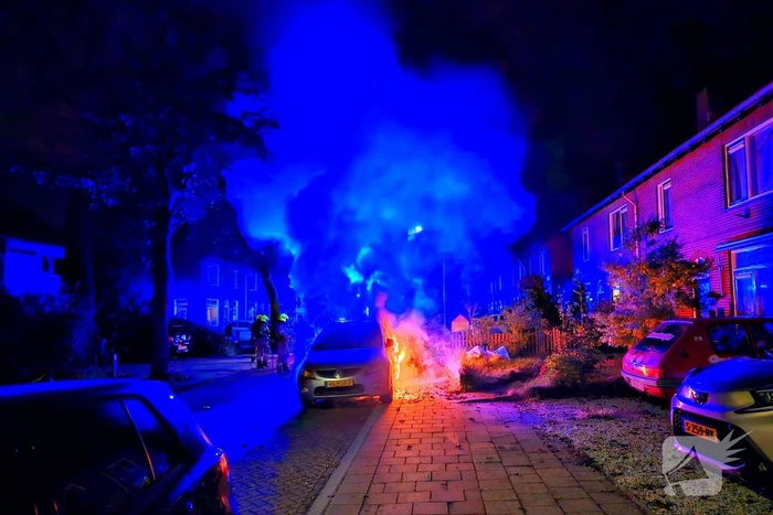 Brandweer blust uitslaande autobrand